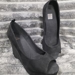 Elegant Black Peep-Toe Wedges